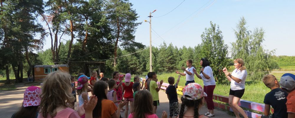 Калачеевские полицейские и общественники провели в детском оздоровительном лагере «Зарядку со стражем порядка»