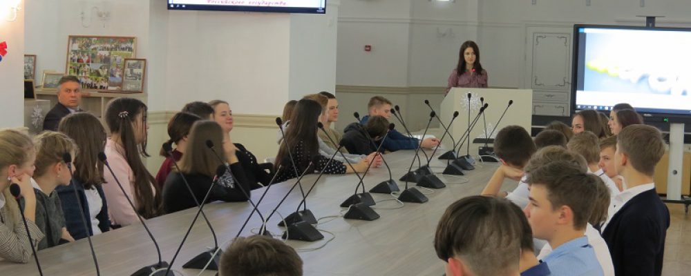Сотрудники ОМВД России по Калачеевскому району рассказали школьникам о Конституции Российской Федерации