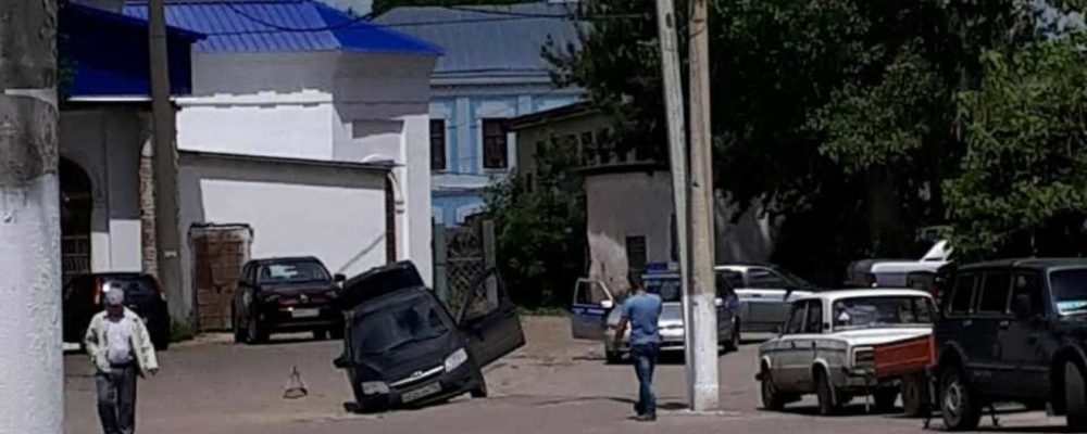 Житель Бутурлиновки ищет коммунальщиков, из-за которых его машина провалилась под асфальт
