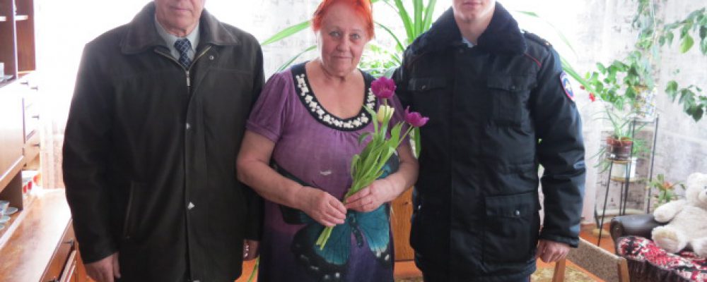 Калачеевские полицейские и общественники поздравили женщин с Международным женским днем