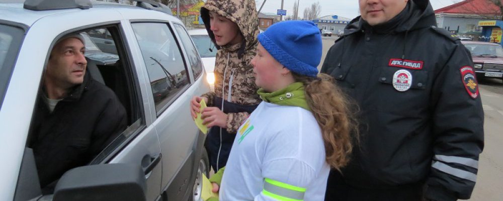 В Калаче юные инспекторы дорожного движения и школьники провели флешмоб