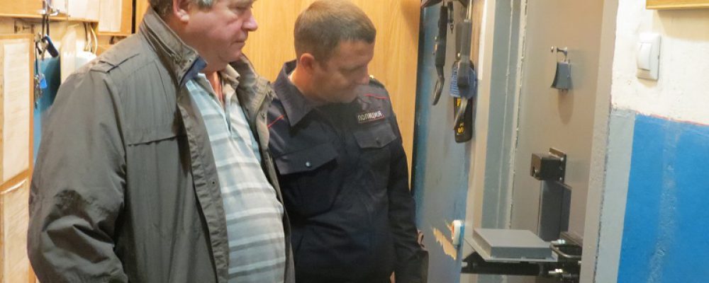 В Калачеевском районе председатель Общественного совета при ОМВД проверил условия содержания задержанных и арестованных лиц в изоляторе временного содержания