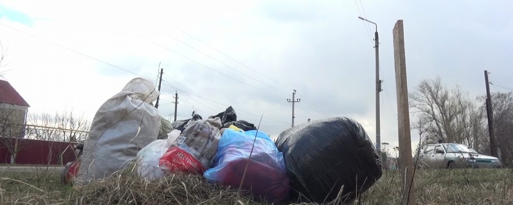 Улицы Калача завалили мусором из-за отсутствия контейнеров