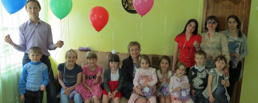 Калачеевские полицейские поздравили детей с их праздником
