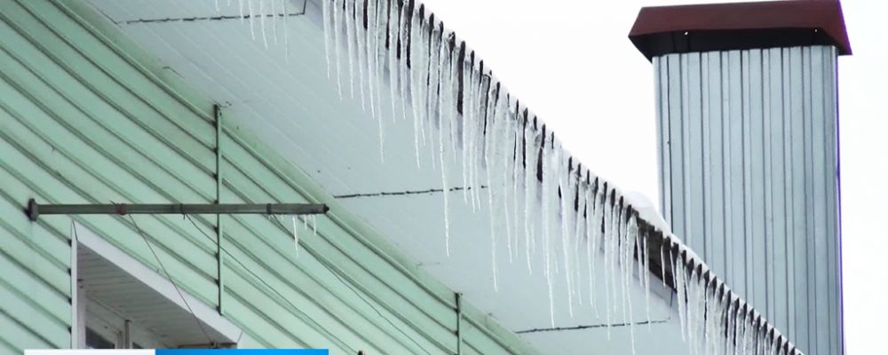Калачеевцам предлагают за деньги убрать лёд на крышах многоквартирных домов