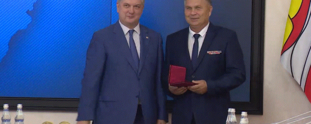 Медалью ордена «За заслуги перед Отечеством» 2 степени Александр Гусев наградил Михаила Гринёва