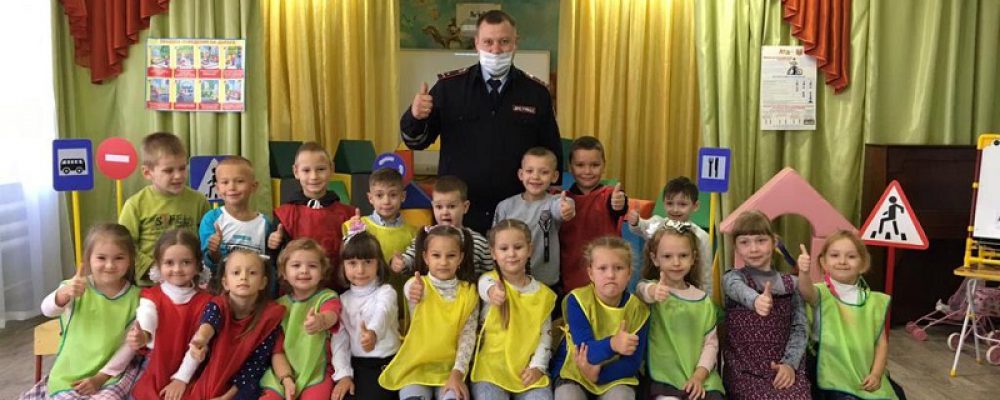 Калачеевские полицейские приняли участие в детском квесте по правилам дорожного движения