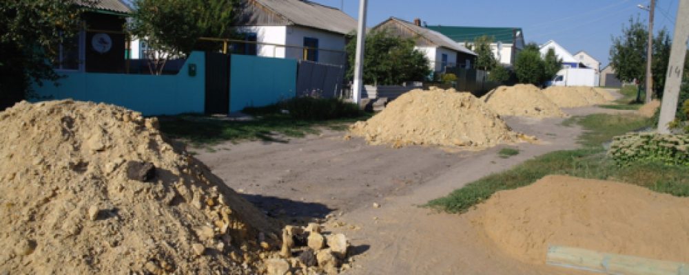 Жители Калача на просьбу о ремонте дорог получили кучи глины с песком