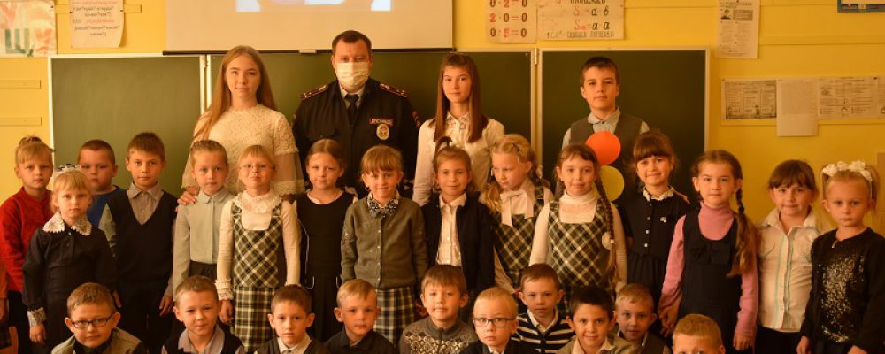 Калачеевские сотрудники ОГИБДД продолжают работу по пропаганде соблюдения правил дорожного движения среди школьников