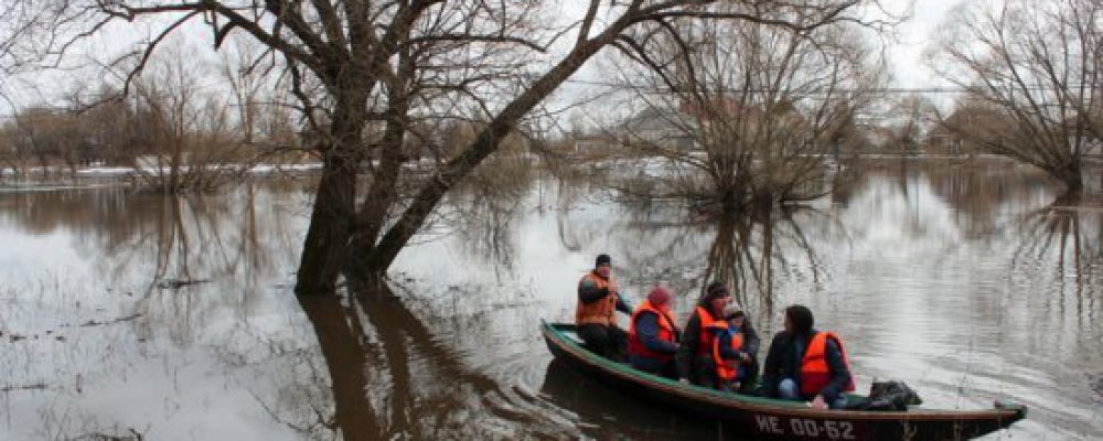 В калачеевском селе Ильинка из-за затопления моста организовали лодочную переправу